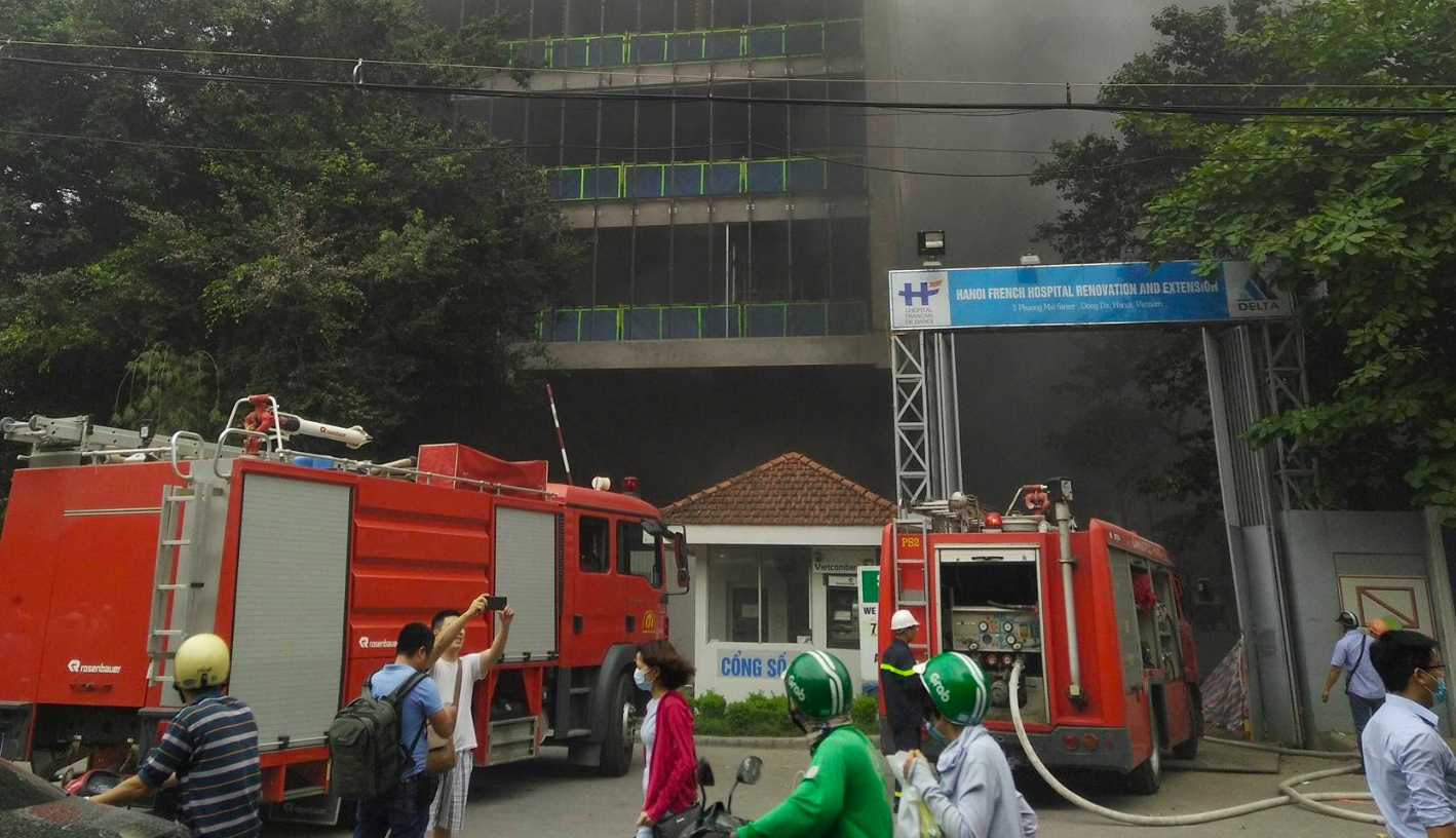 Cháy lớn tại Bệnh viện Việt Pháp, hàng trăm công nhân chạy thoát thân