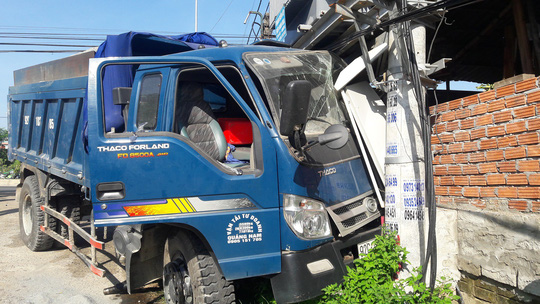 Quảng Nam: Xa tải va chạm với xe du lịch, 6 người bị thương