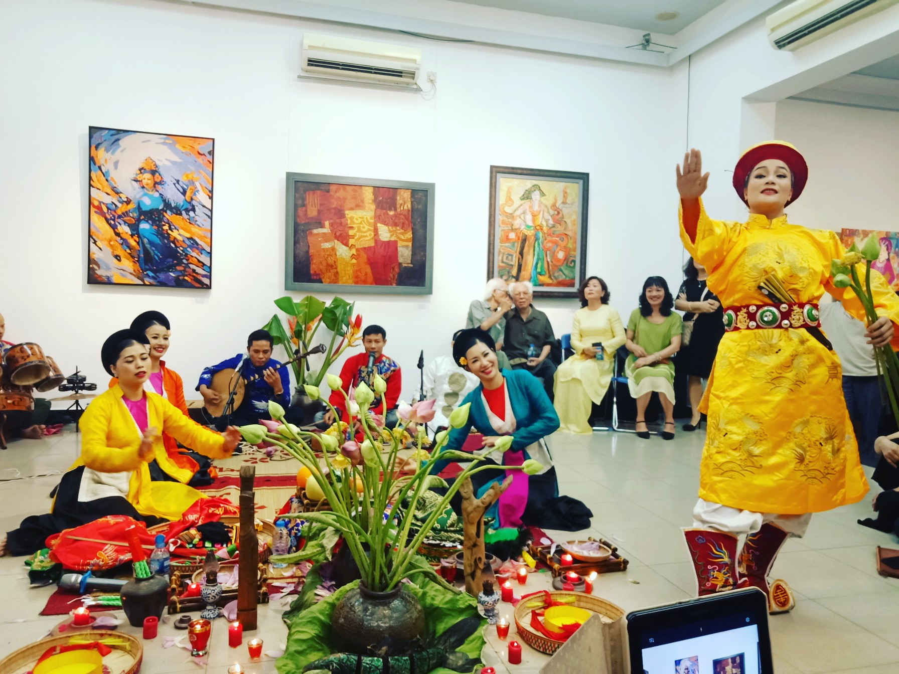 Hà Nội: Độc đáo triển lãm tranh “ Bóng Đồng” 