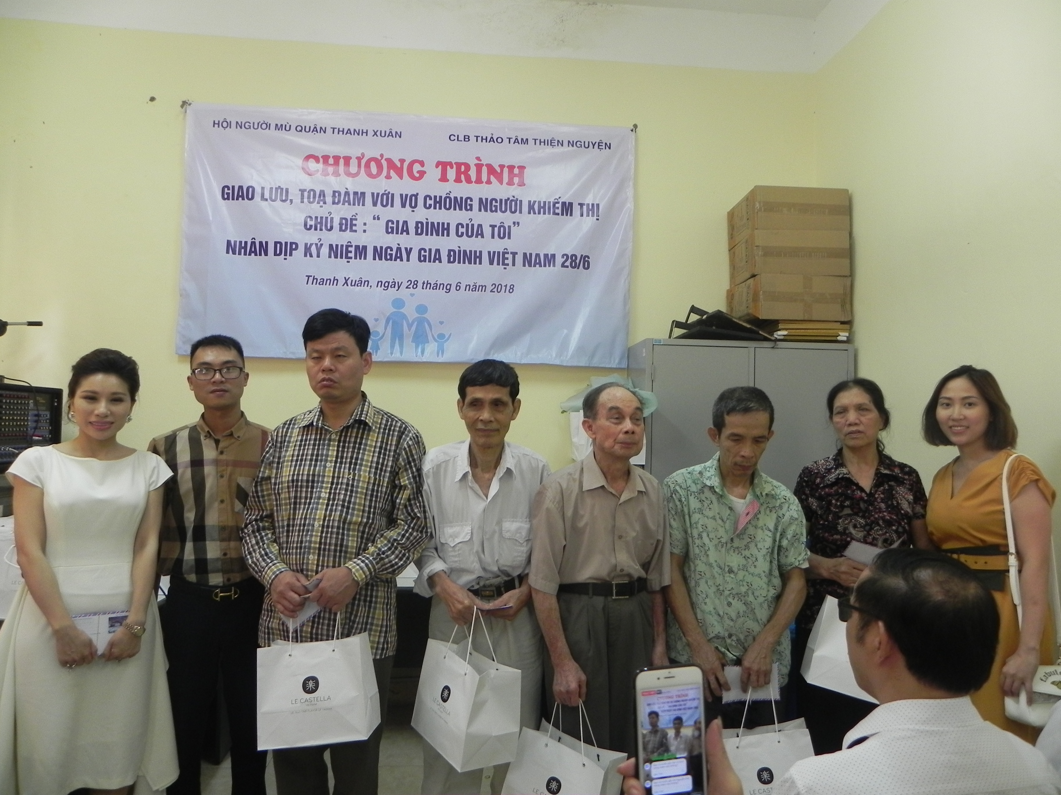 Chia sẻ những món quà tinh thần đến các gia đình người khiếm thị khó khăn