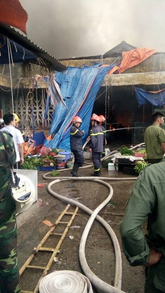 Hà Nội: Cháy lớn tại chợ Sóc Sơn, tiểu thương hoảng loạn bỏ chạy