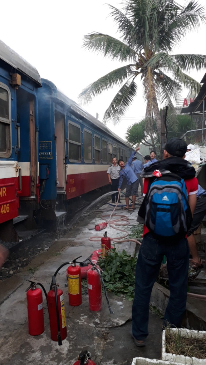 Tàu hỏa bốc hỏa khi đang lưu thông qua đèo Cả.