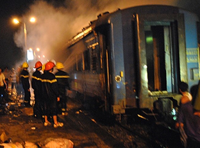 Tàu hỏa bốc hỏa khi đang lưu thông qua đèo Cả.