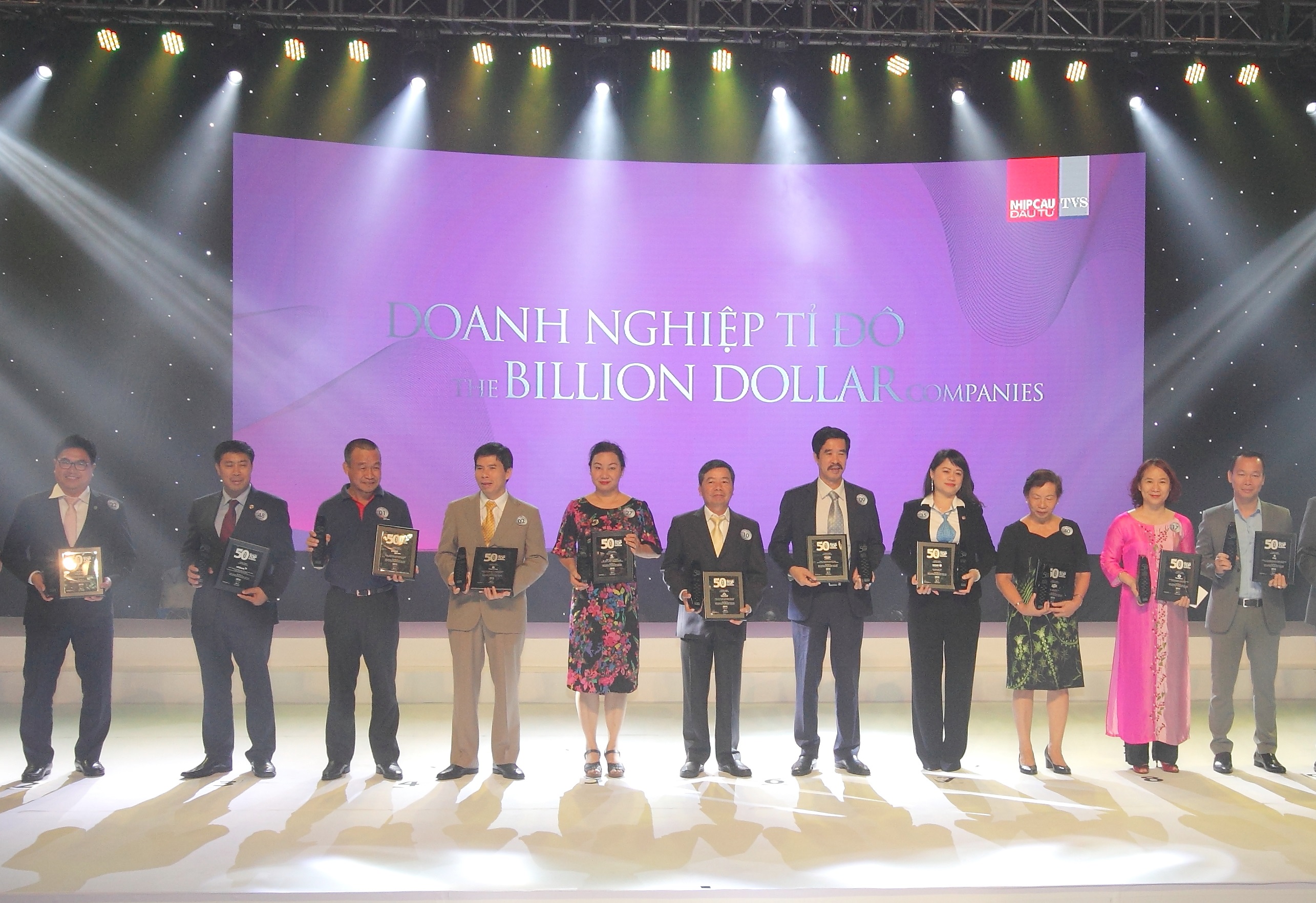 Vinamilk tiếp tục lọt vào danh sách “300 doanh nghiệp hàng đầu châu á” và top dẫn đầu “50 công ty kinh doanh hiệu quả nhất Việt Nam” năm 201