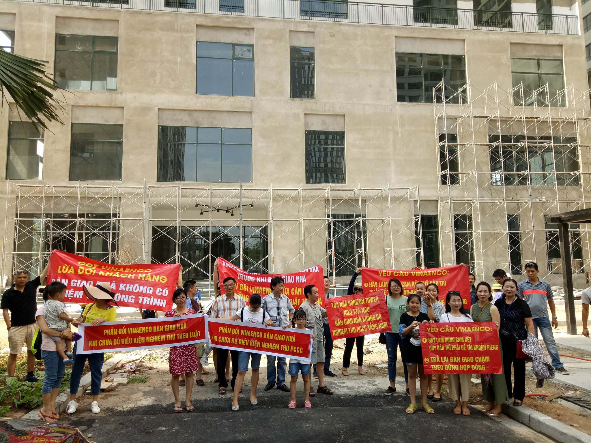 Tại khu Ngoại giao đoàn Hà Nội Khách hàng bị Vinaenco lùa vào ở trong...công trường 