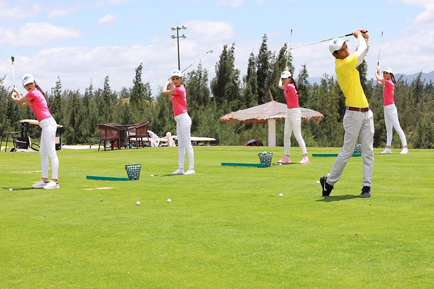 30 người đẹp HHVN làm quen với môn thể thao quý tộc