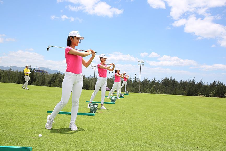 30 người đẹp HHVN làm quen với môn thể thao quý tộc