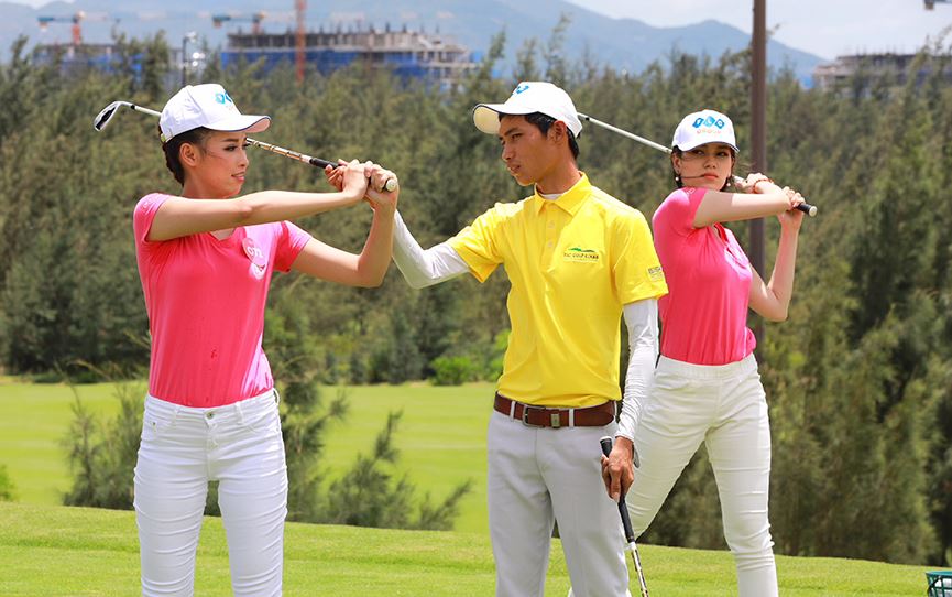 30 người đẹp HHVN làm quen với môn thể thao quý tộc