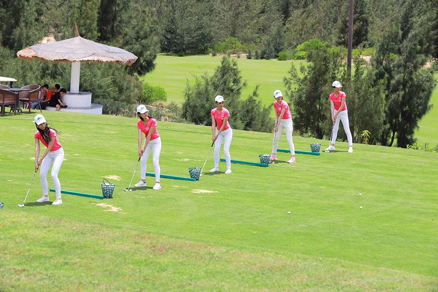 30 người đẹp HHVN làm quen với môn thể thao quý tộc