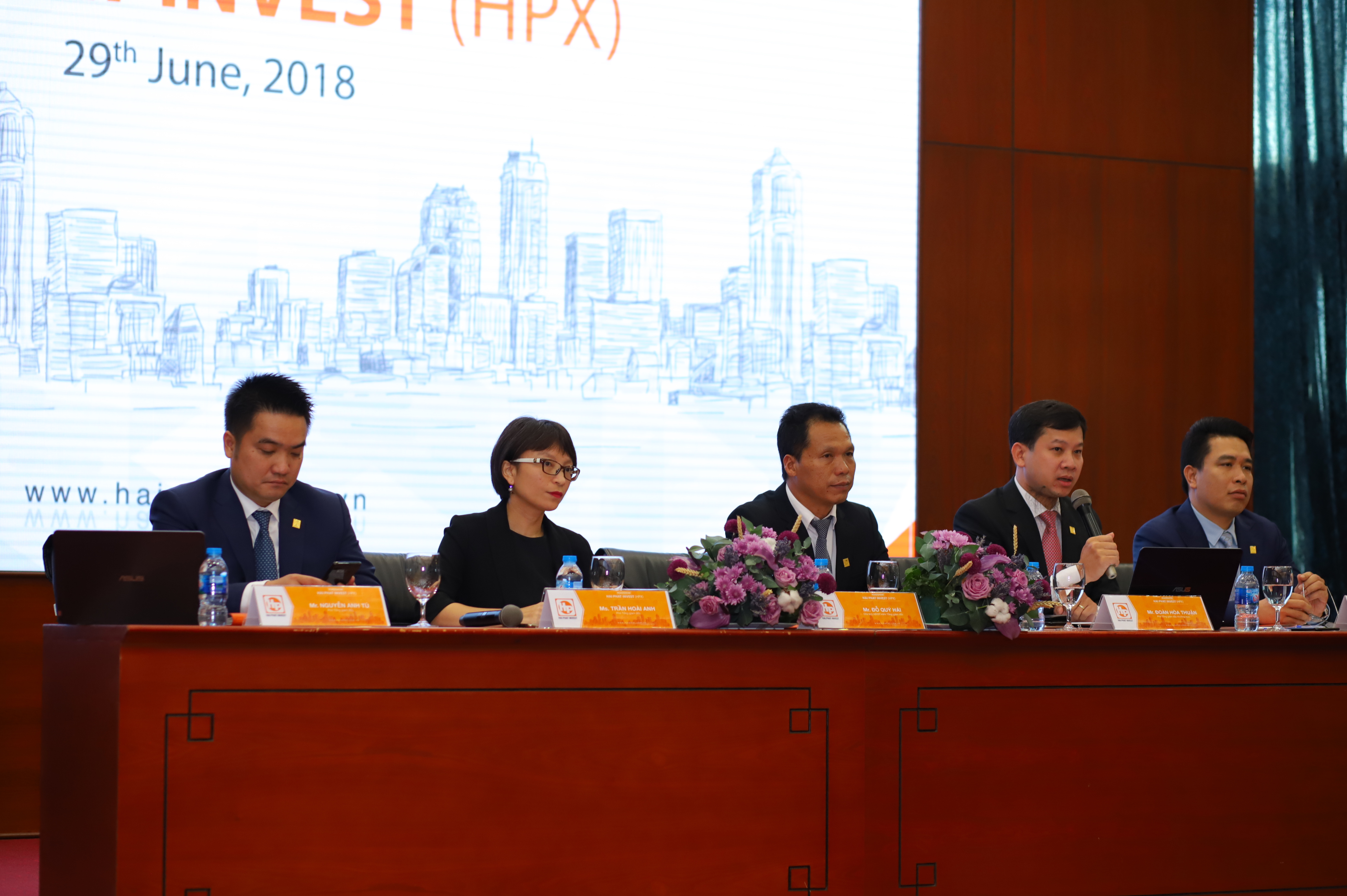 Ban Lãnh đạo Hải Phát Invest lắng nghe tiếp nhận và trả lời các câu hỏi từ các Nhà đầu tư và các chuyên gia phân tích.