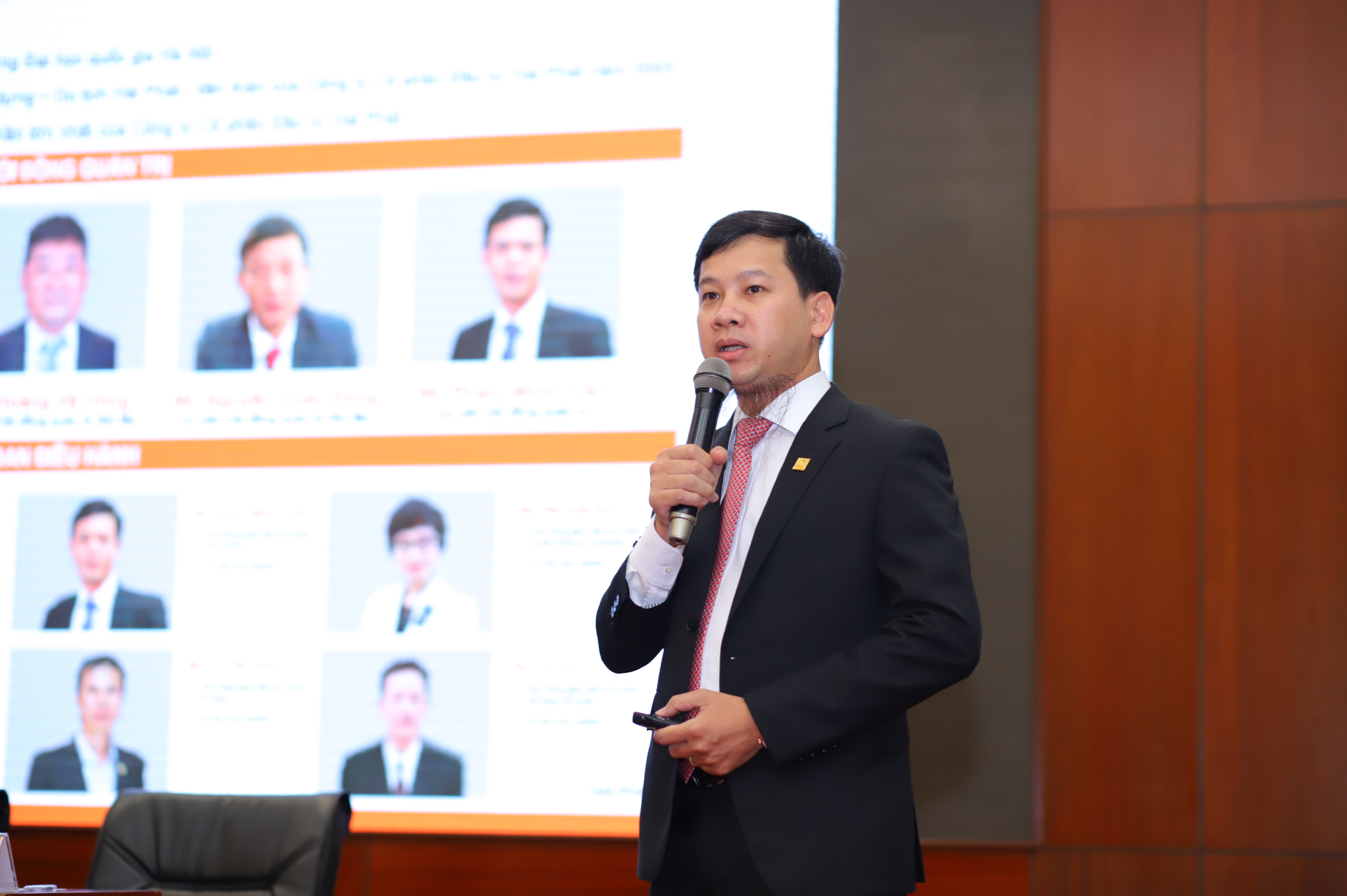 Ông Đoàn Hòa Thuận – Phó TGĐ Công ty chia sẻ về Tổng quan Hải Phát Invest tại Roadshow TP. HCM.