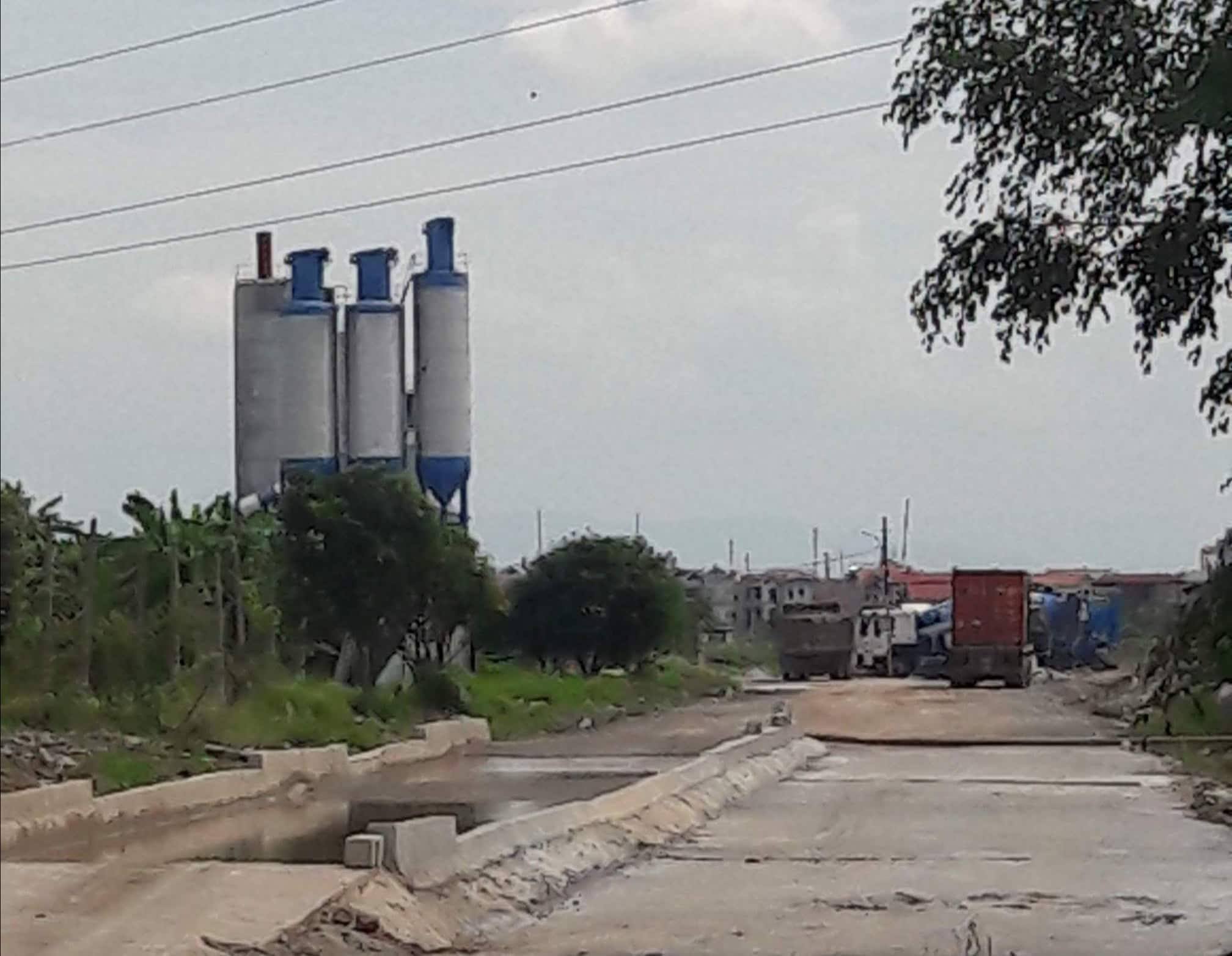 Kim Chung - Di Trạch Hoài Đức Trạm trộn bê tông hoạt động phục vụ dự án đang bị tạm dừng 