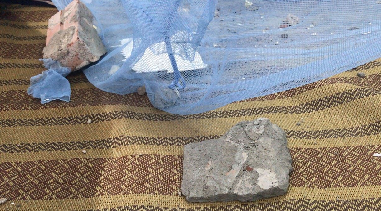 Gạch vữa rơi từ Dự án chung cư HDI Tower làm sập mái nhà dân