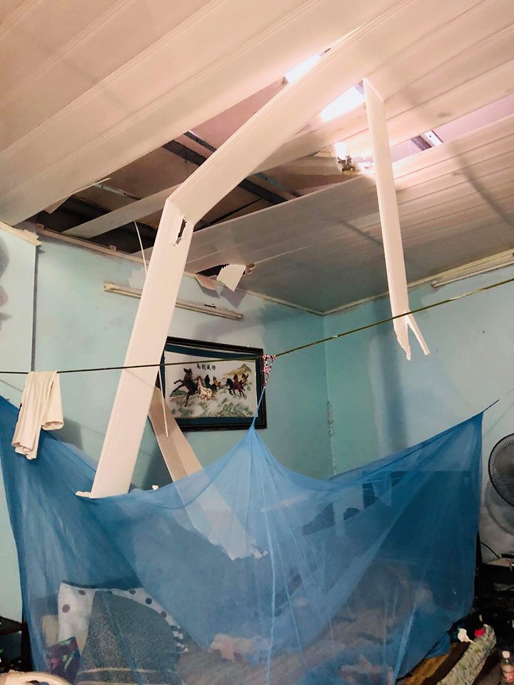 Gạch vữa rơi từ Dự án chung cư HDI Tower làm sập mái nhà dân