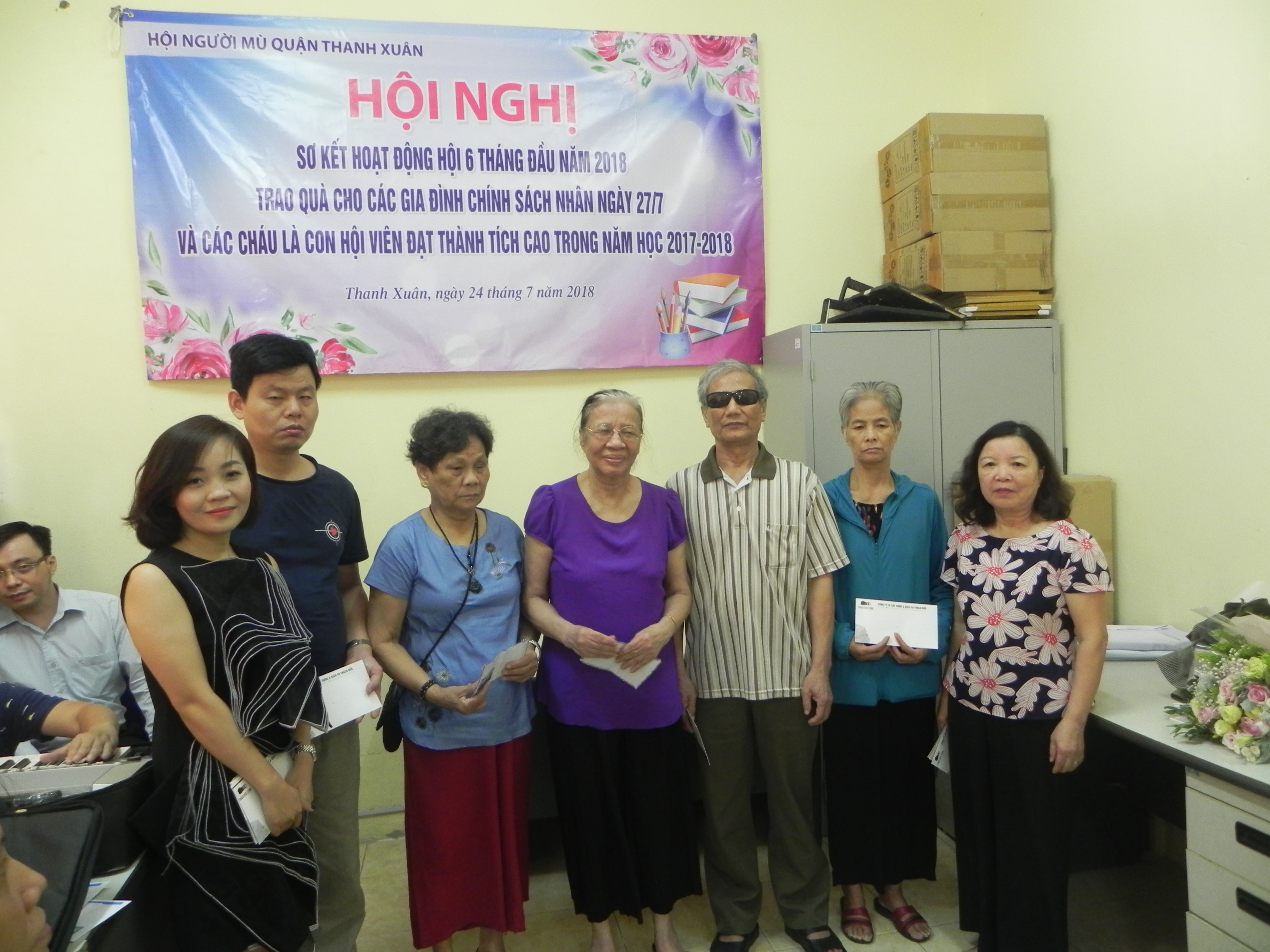 Tạp chí Thương Trường và công ty Thạch Đức trao quà nhân ái cho hội viên là thương binh, cựu thanh niên xung phong