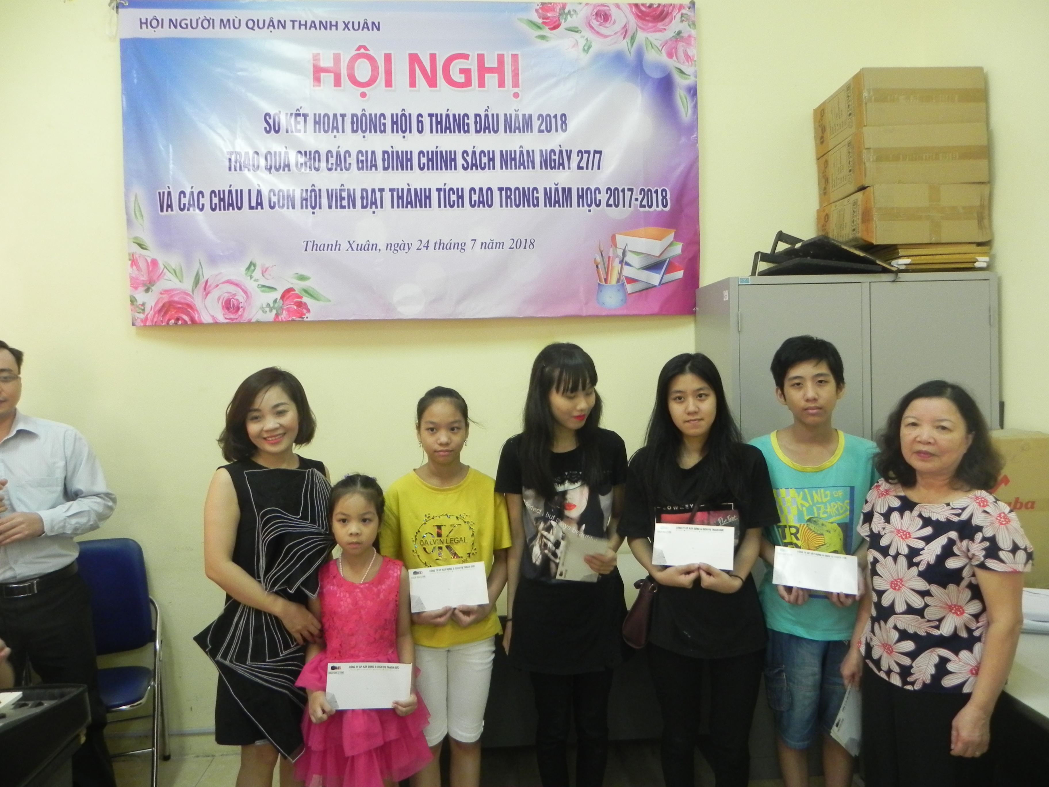  Các em học sinh, sinh viên khiếm thị và con hội viên hội người mù nhận quà nhân ái