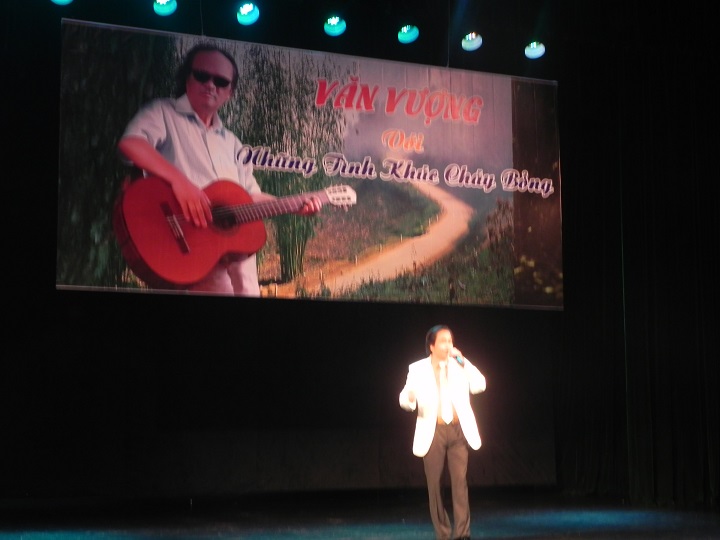 Nghệ sĩ khiếm thị Văn Vượng với những tình khúc cháy bỏng