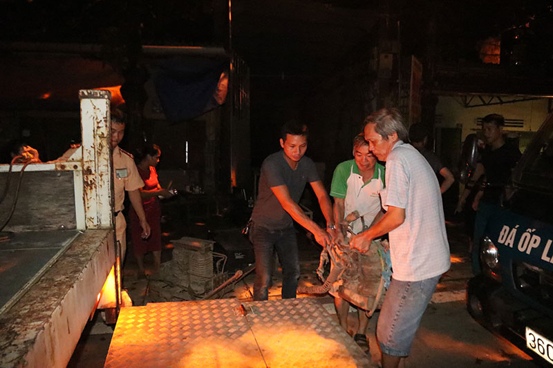 Hòa Bình: Nhiều ngôi nhà bất ngờ đổ sập xuống sông Đà