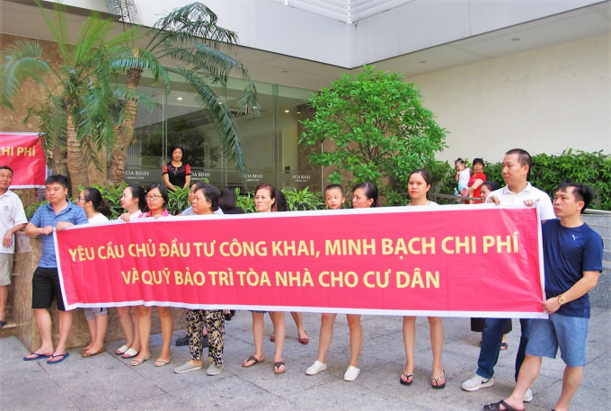Chung cư Hòa Bình Green City: Cư dân đi đòi sổ đỏ vì nghi ngờ CĐT thế chấp ngân hàng
