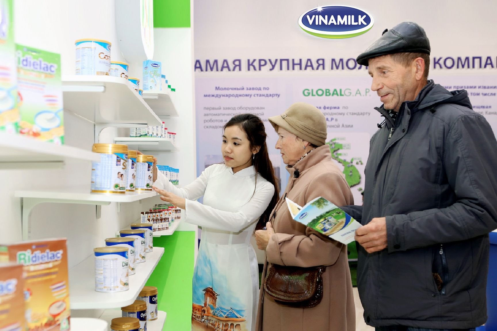 Sản phẩm Vinamilk được trưng bày tại hội chợ “Hàng Việt Nam chất lượng cao Mátxcơva 2015” tại Nga và đã chiếm được cảm tình của người tiêu dùng nơi đây
