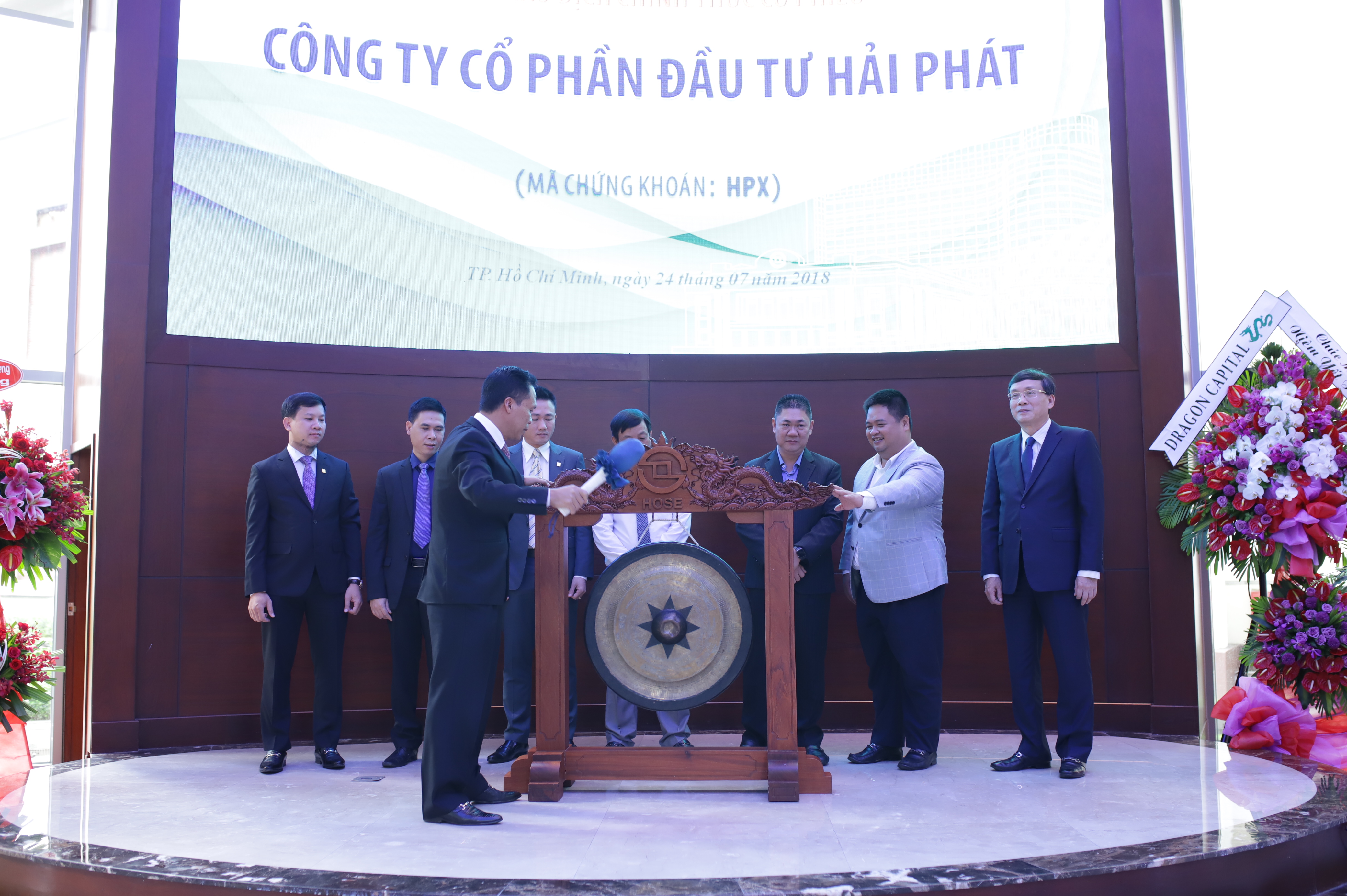 Ông Đỗ Quý Hải – Chủ tịch HĐQT, kiêm Tổng Giám đốc Công ty Cổ phần Đầu tư Hải Phát thực hiện nghi thức gõ cồng đánh dấu cổ phiếu HPX chính thức niêm yết trên Sàn Giao dịch chứng khoán TP.HCM