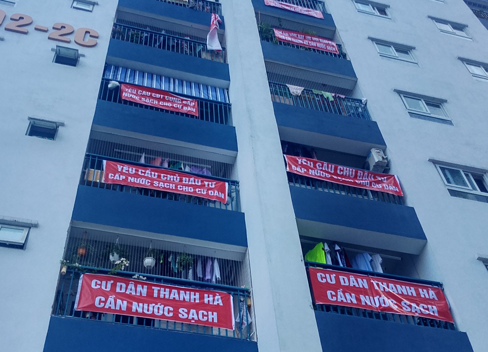 Đoàn kiểm tra liên ngành của Hà Nội tiến hành lấy mẫu nước tại KĐT Thanh Hà