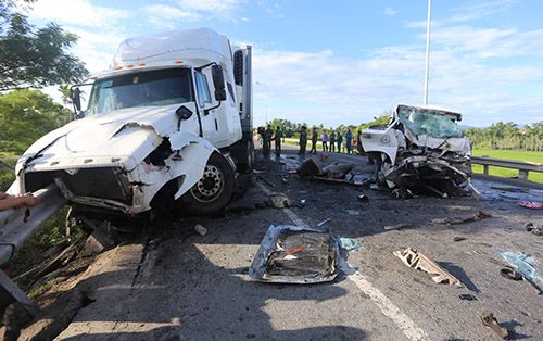 Quảng Nam: Xe rước dâu va chạm với container 13 người thiệt mạng