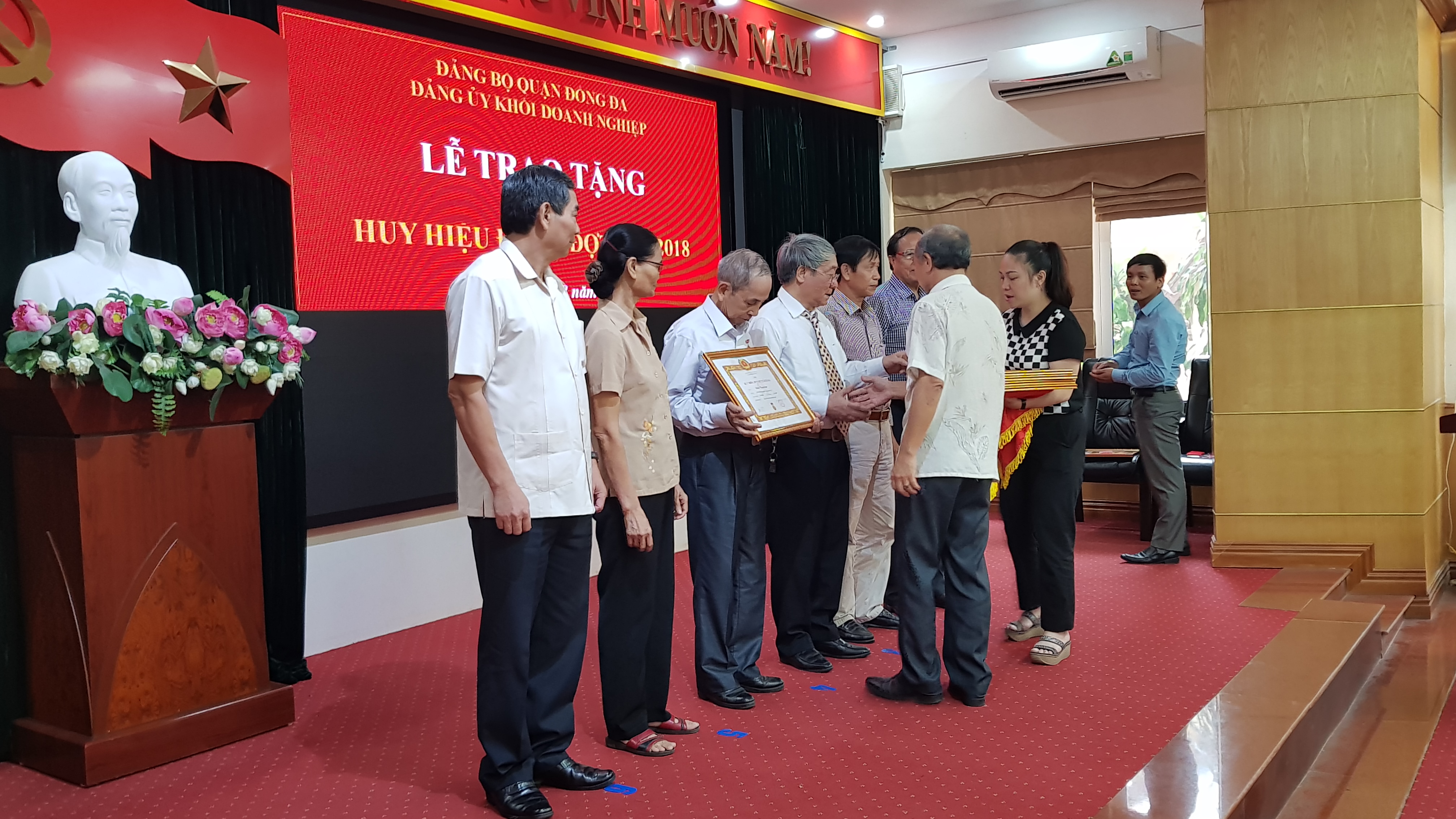 Đảng ủy khối doanh nghiệp quận Đống Đa trao huy hiệu đảng đợt 2/9/2018