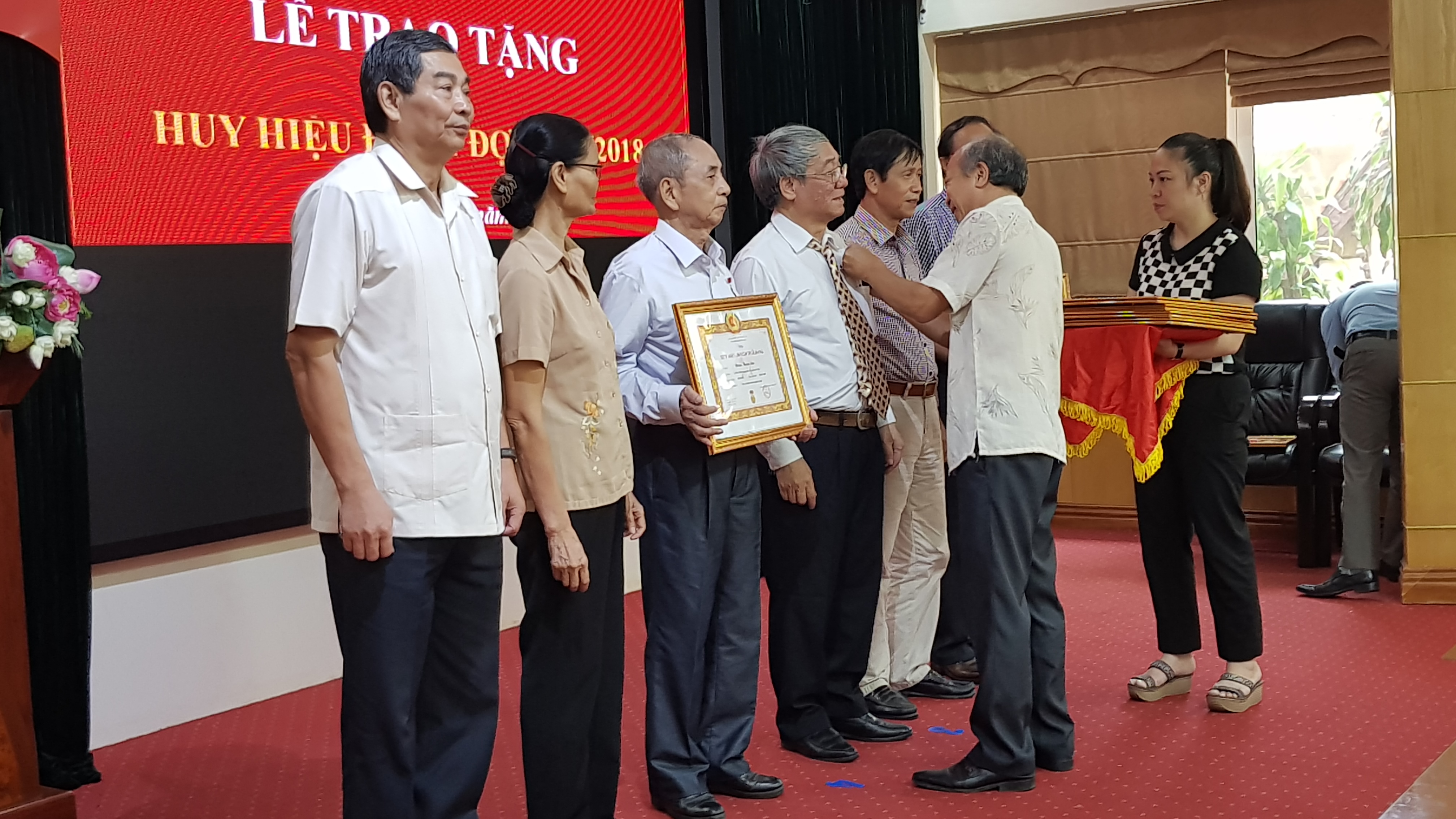 Đảng ủy khối doanh nghiệp quận Đống Đa trao huy hiệu đảng đợt 2/9/2018