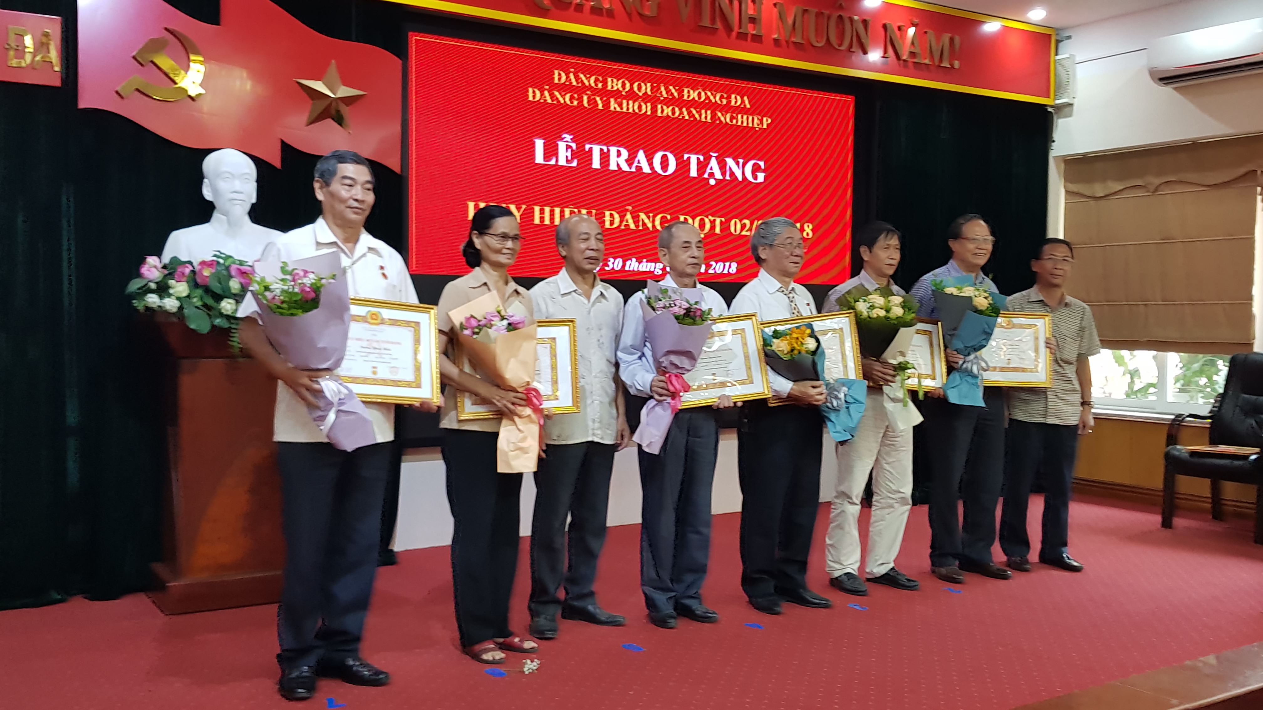 Đảng ủy khối doanh nghiệp quận Đống Đa trao huy hiệu đảng đợt 2/9/2018