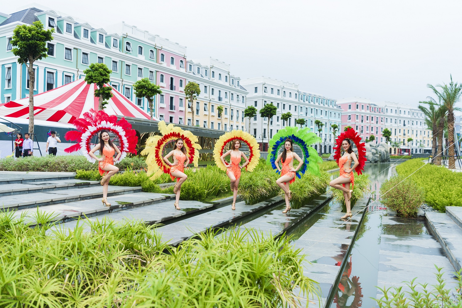 Du khách Hạ Long hào hứng với những điệu nhảy Hawaii