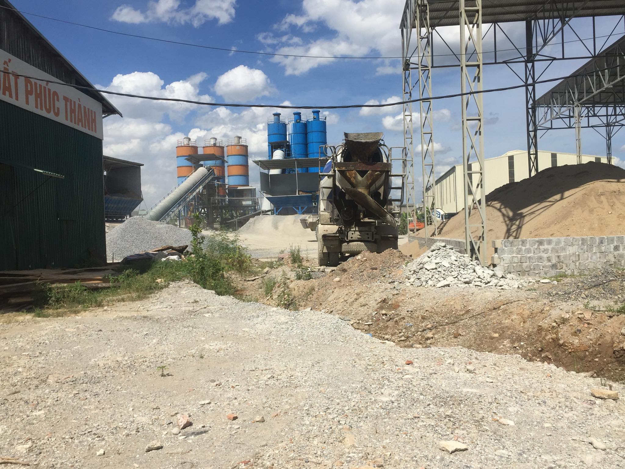 Hà Đông: Ai “bảo kê” cho trạm trộn bê tông gây ô nhiễm?