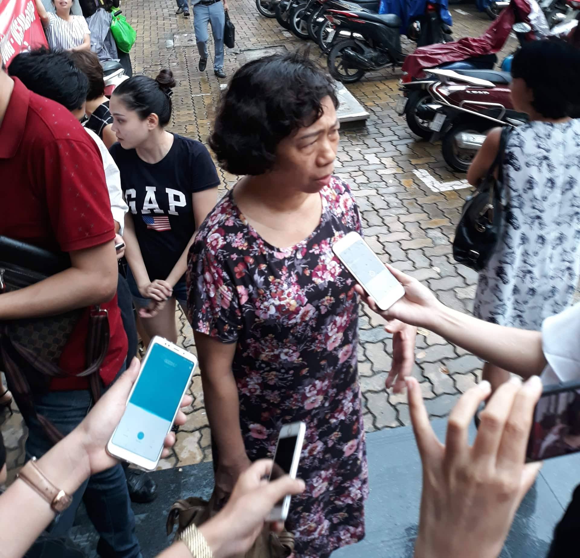 Cư dân Star City đội mưa căng băng rôn đòi phí bảo trì tại ĐHCĐ Ocean Group