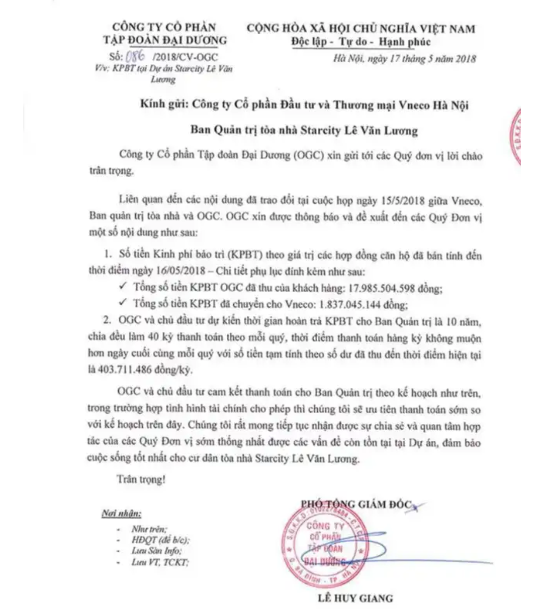 Cư dân Star City đội mưa căng băng rôn đòi phí bảo trì tại ĐHCĐ Ocean Group