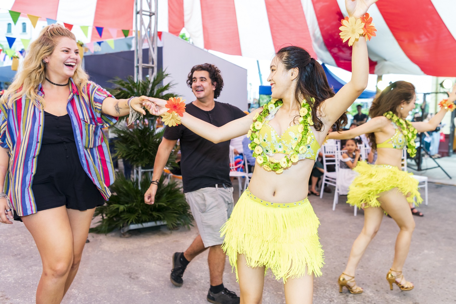 Du khách Hạ Long hào hứng với những điệu nhảy Hawaii