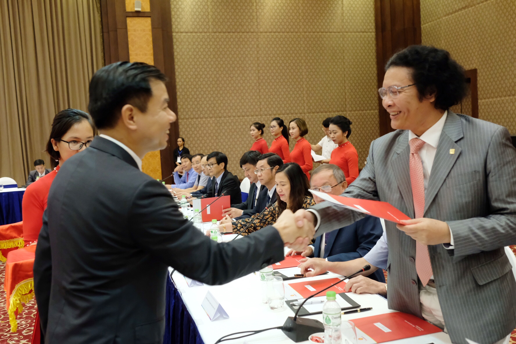 Lãnh đạo Tập đoàn Vingroup trao đổi hợp tác với đại diện lãnh đạo các trường đại học