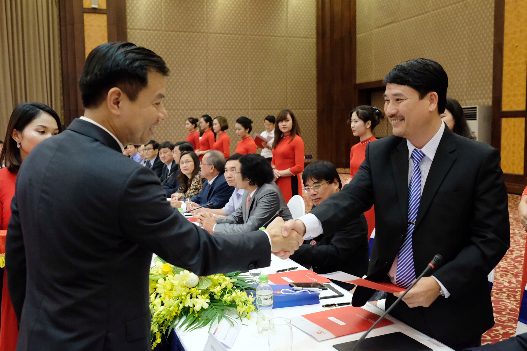 Lãnh đạo Tập đoàn Vingroup trao đổi hợp tác với đại diện lãnh đạo các trường đại học
