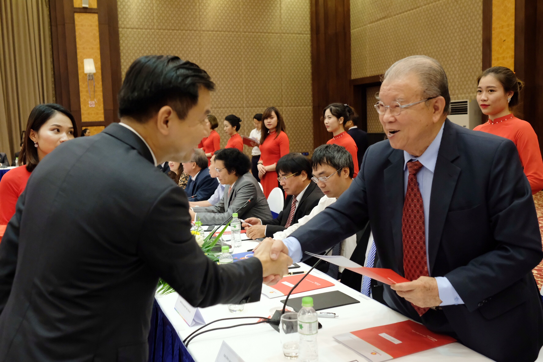 Lãnh đạo Tập đoàn Vingroup trao đổi hợp tác với đại diện lãnh đạo các trường đại học