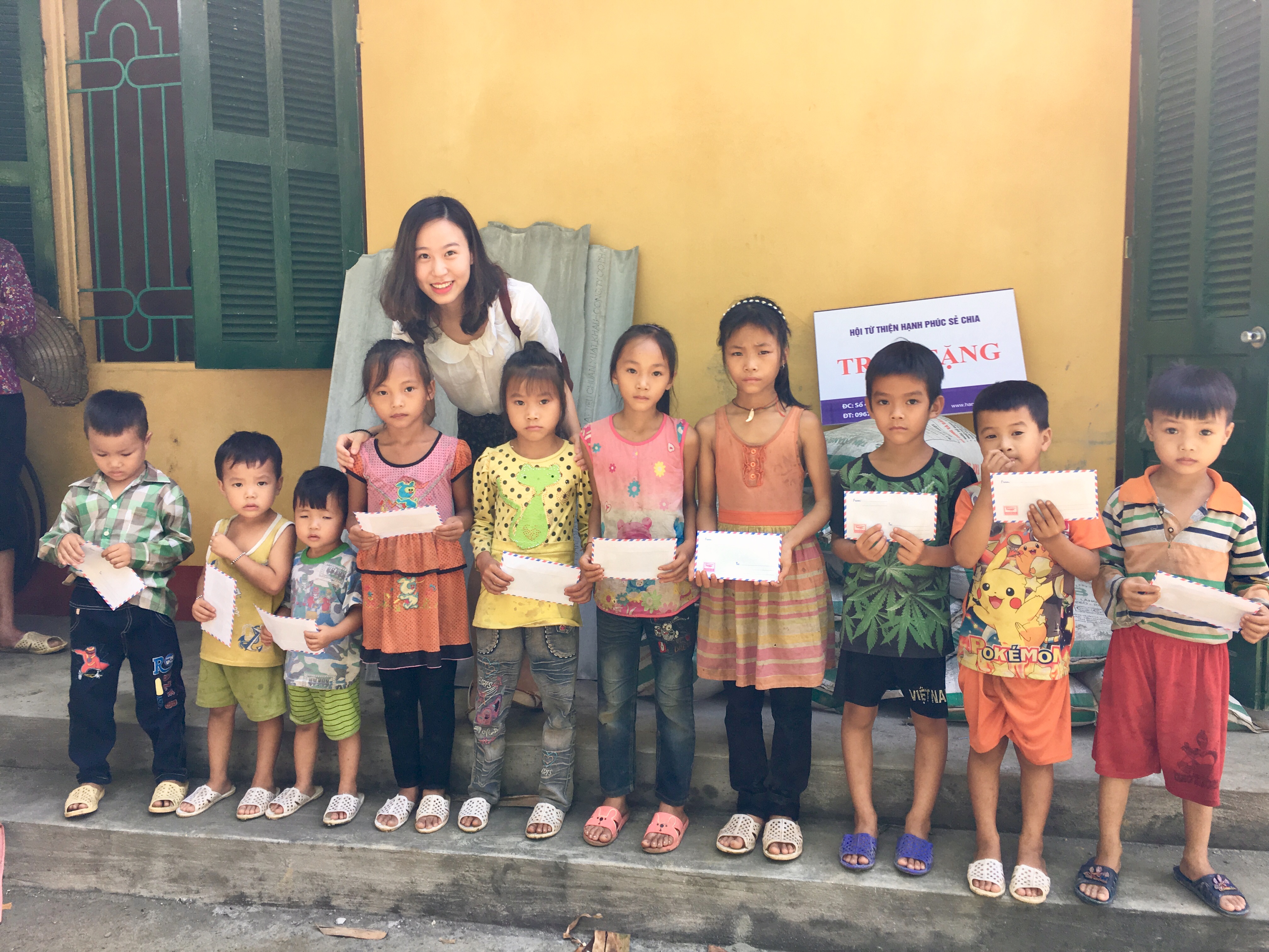 Cô Y tá trẻ trót “yêu” và hết lòng vì công tác từ thiện