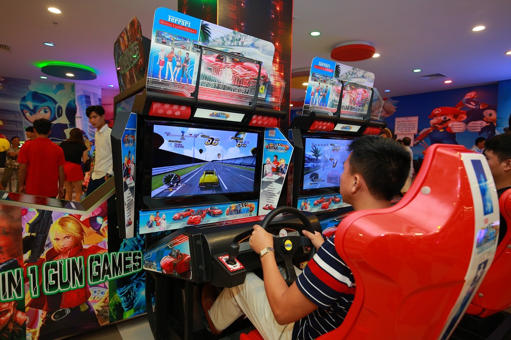 Khách hàng đang trải nghiệm các trò chơi hiện đại trong khu vui chơi City games rộng hơn 600m2.   