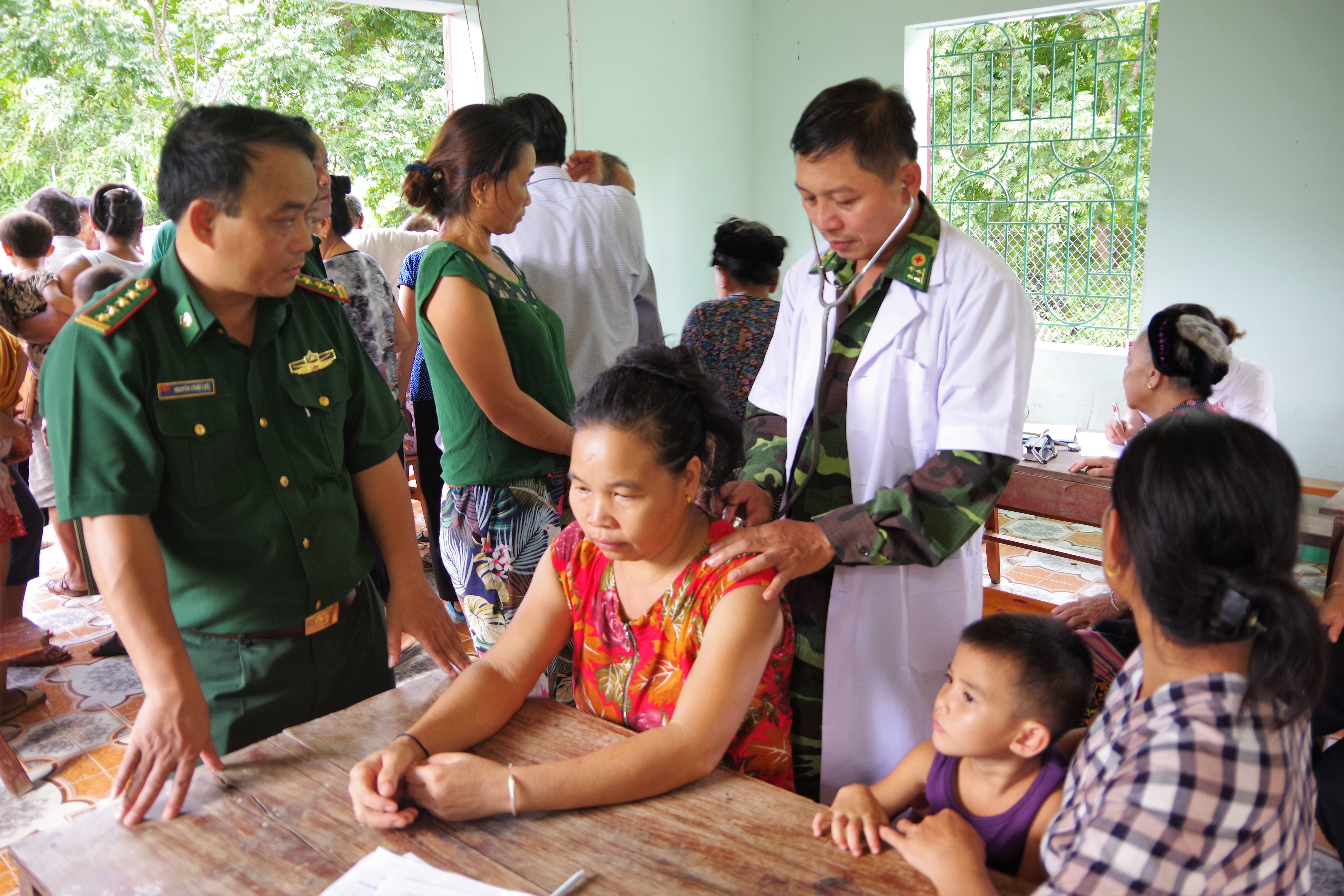 Khám, cấp thuốc miễn phí cho dân bản bị thiệt hại nặng do nước lũ