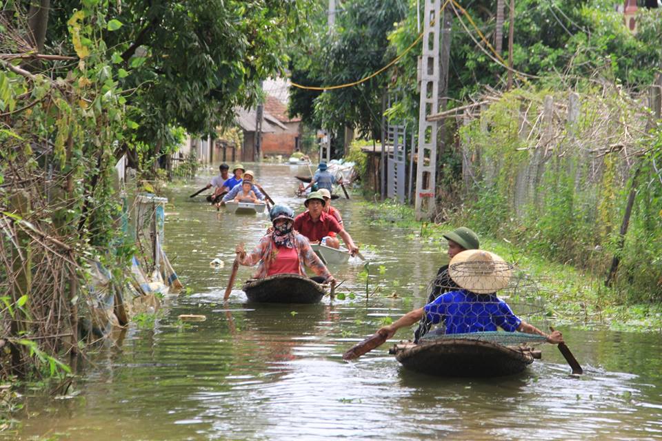 Hơn 200 suất quà đến với bà con vùng lũ Chương Mỹ