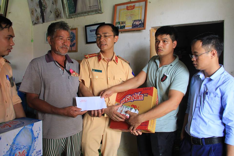 Hơn 200 suất quà đến với bà con vùng lũ Chương Mỹ