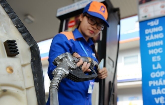 Hôm nay 31/8: đồng loạt giảm giá 300 đồng một lít xăng dầu