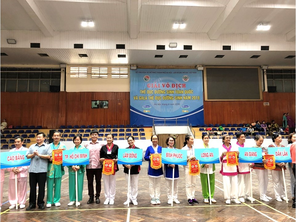 Ban tổ chức và Nhà tài trợ Vinamilk lên trao cờ lưu niệm cho các đoàn tham gia