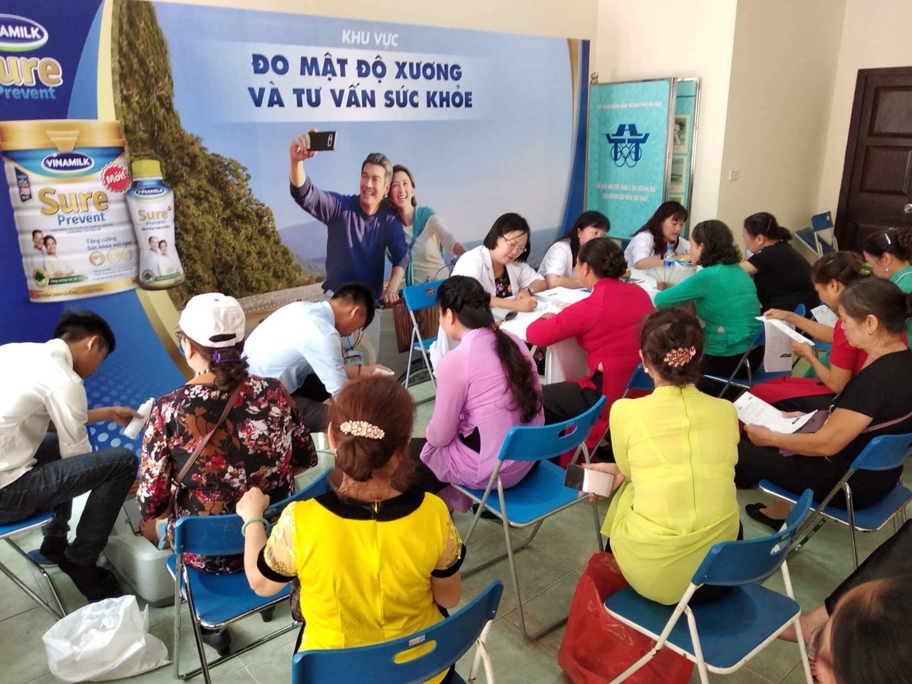 Các Bác sĩ Trung tâm dinh dưỡng Vinamilk tư vấn sức khỏe và dinh dưỡng cho người cao tuổi tham gia chương trình