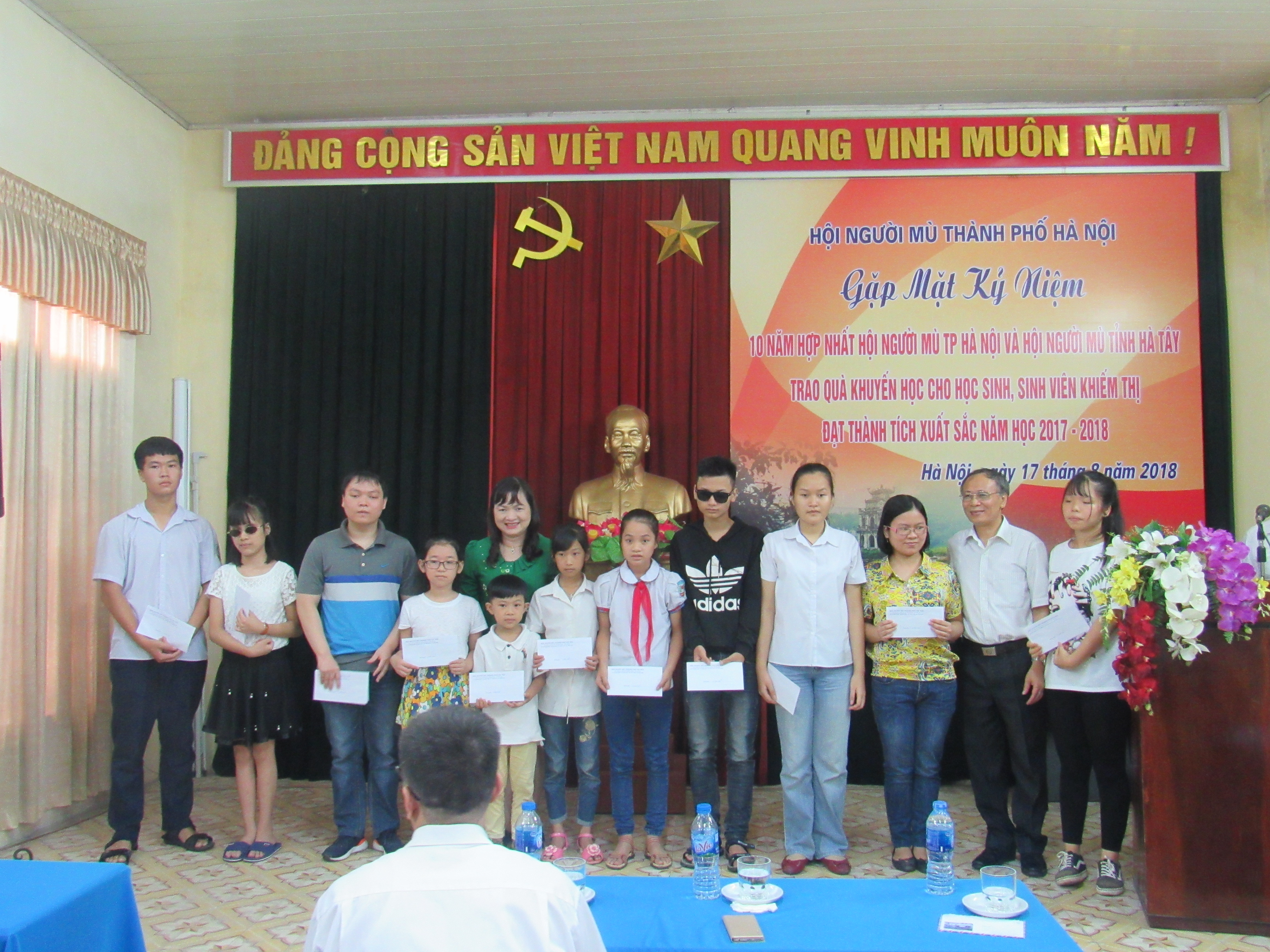 Hà Nội: Trao 35 phần quà khuyến học nhân ái 