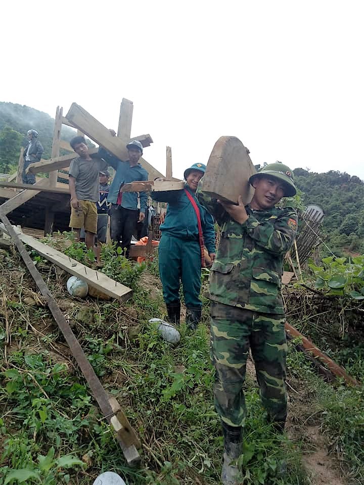 Di dời các nhà dân bị sạt lở sau mưa lũ đến nơi an toàn