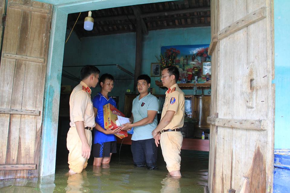 Hơn 200 suất quà đến với bà con vùng lũ Chương Mỹ