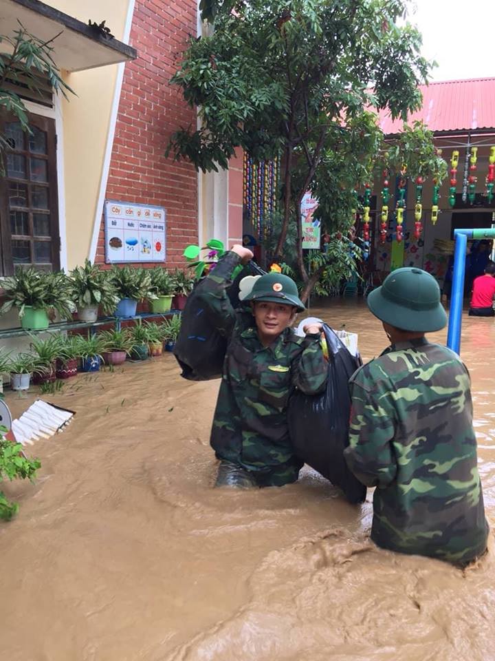 Hàng trăm CBCS giúp dân khắc phục hậu quả mưa lũ sau cơn bão số 4